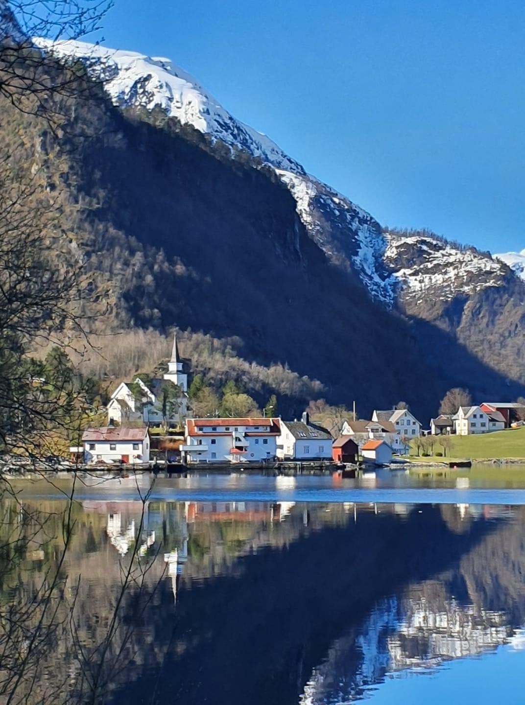Kyrkja i Hyen (foto Per Grov)