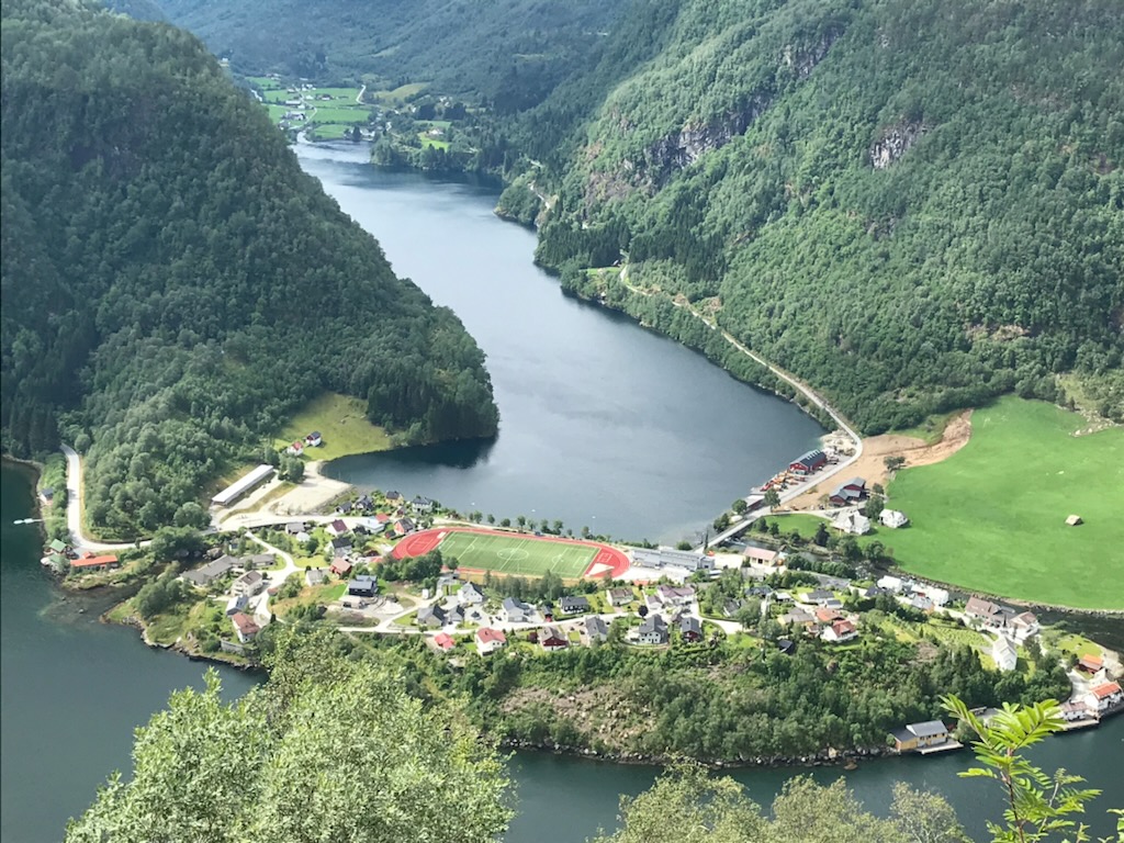 Hyen sentrum mot Hope (foto Per Grov)
